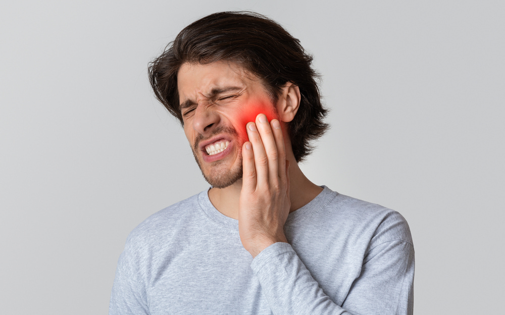 Who performs reliable emergency extractions of wisdom teeth in Escondido